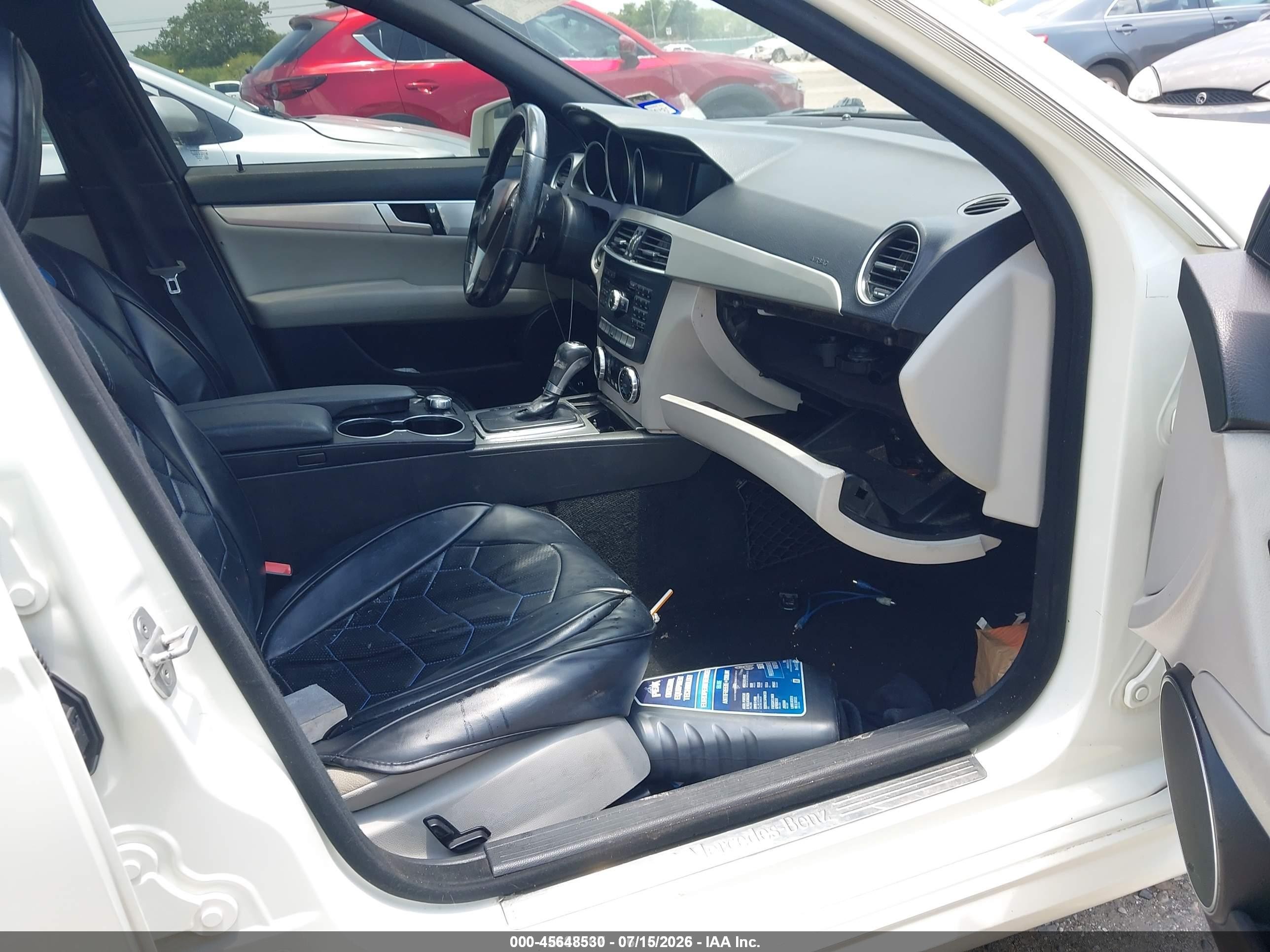 2012 Mercedes-benz C 250 Luxury/sport White vin: WDDGF4HB4CR235078