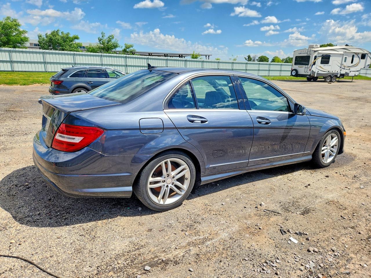 2013 Mercedes-benz C250 Угольный vin: WDDGF4HB4DA786451