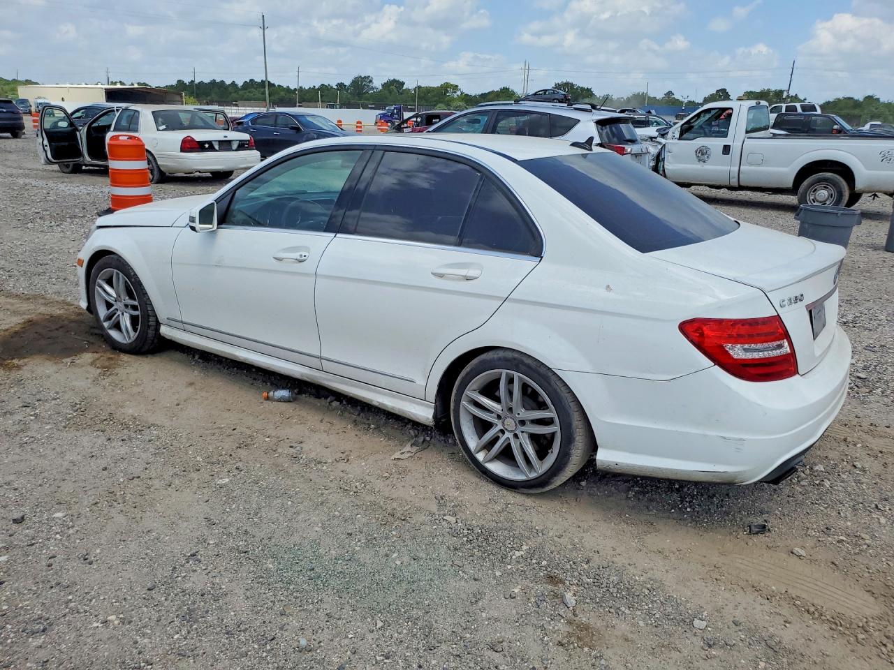 2013 Mercedes-benz C 250 White vin: WDDGF4HB4DG095496