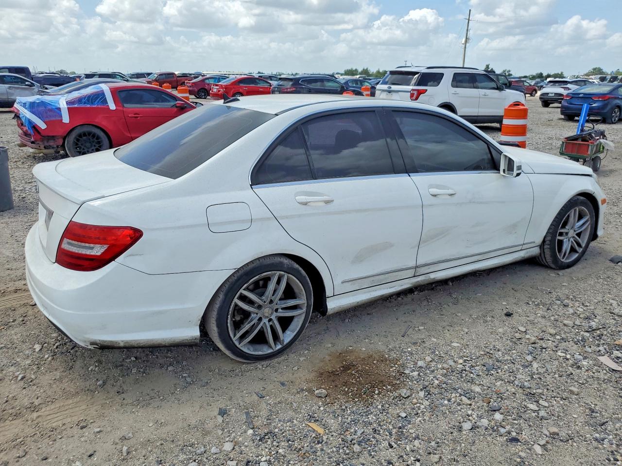 2013 Mercedes-benz C 250 White vin: WDDGF4HB4DG095496