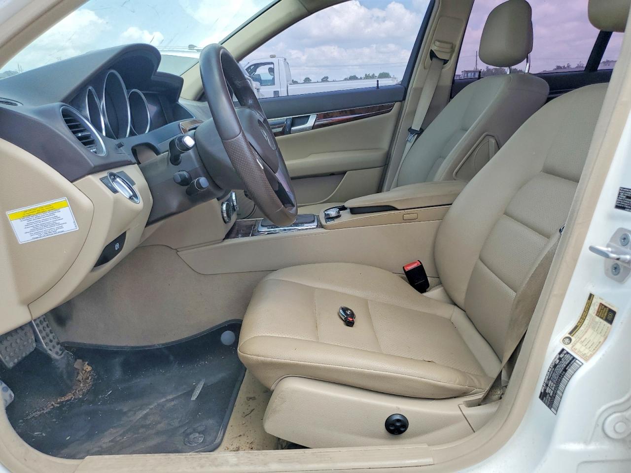 2013 Mercedes-benz C 250 White vin: WDDGF4HB4DG095496