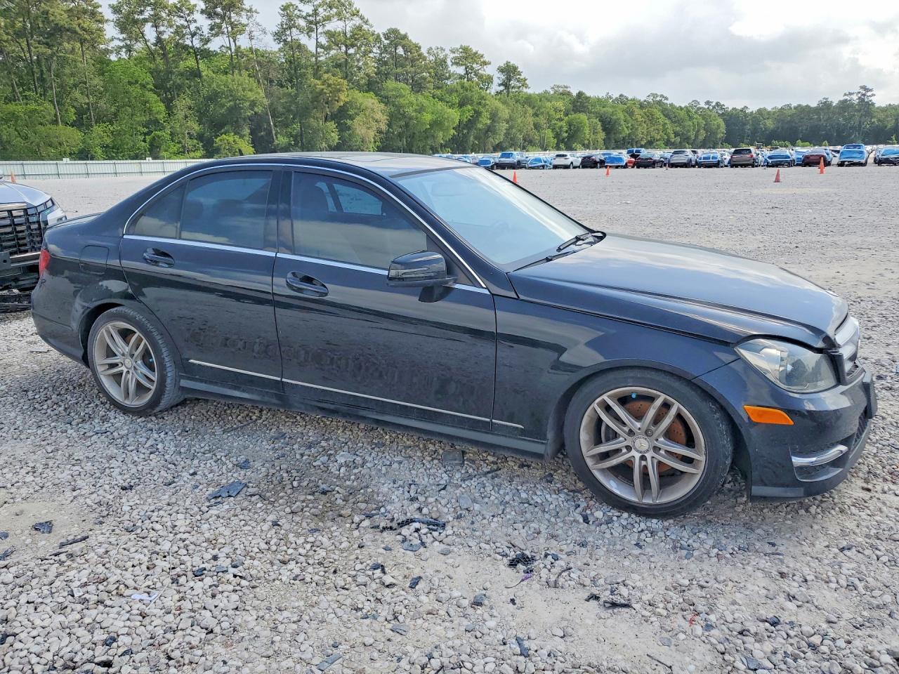 2013 Mercedes-benz C 250 Черный vin: WDDGF4HB4DR270527