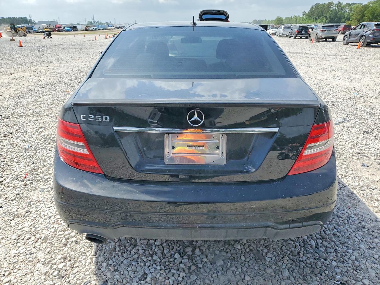 2013 Mercedes-benz C 250 Черный vin: WDDGF4HB4DR270527