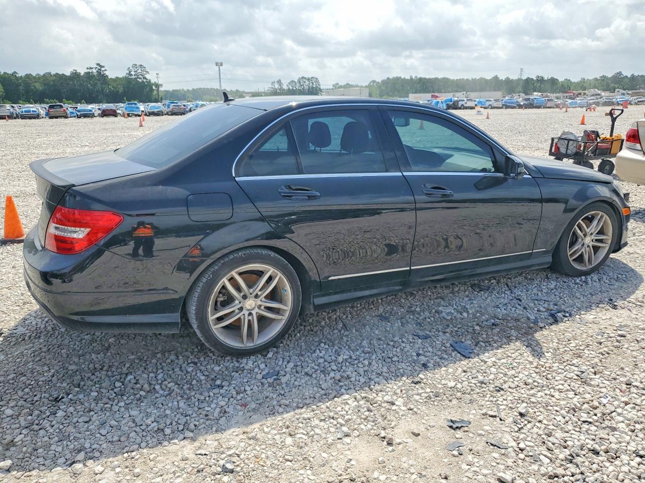2013 Mercedes-benz C 250 Черный vin: WDDGF4HB4DR270527
