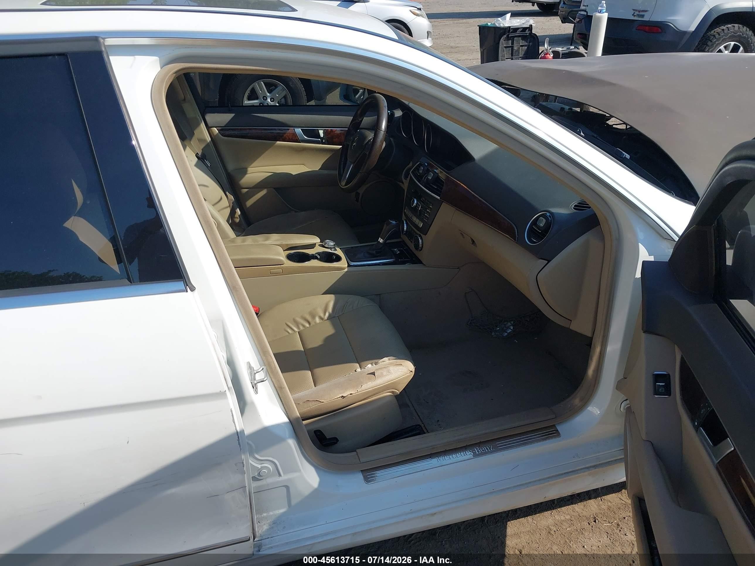 2013 Mercedes-benz C 250 Sport Белый vin: WDDGF4HB4DR294651