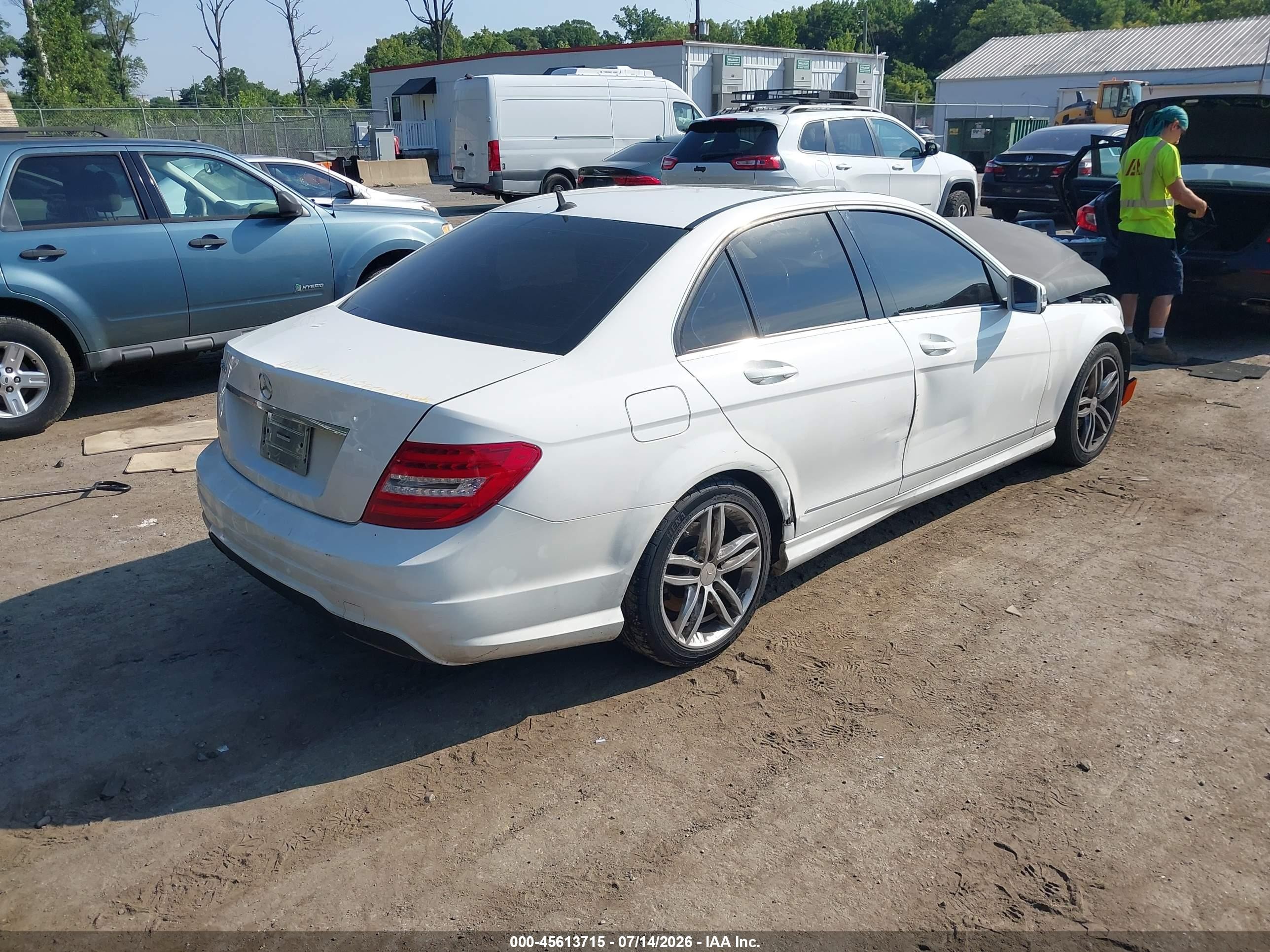 2013 Mercedes-benz C 250 Sport Белый vin: WDDGF4HB4DR294651