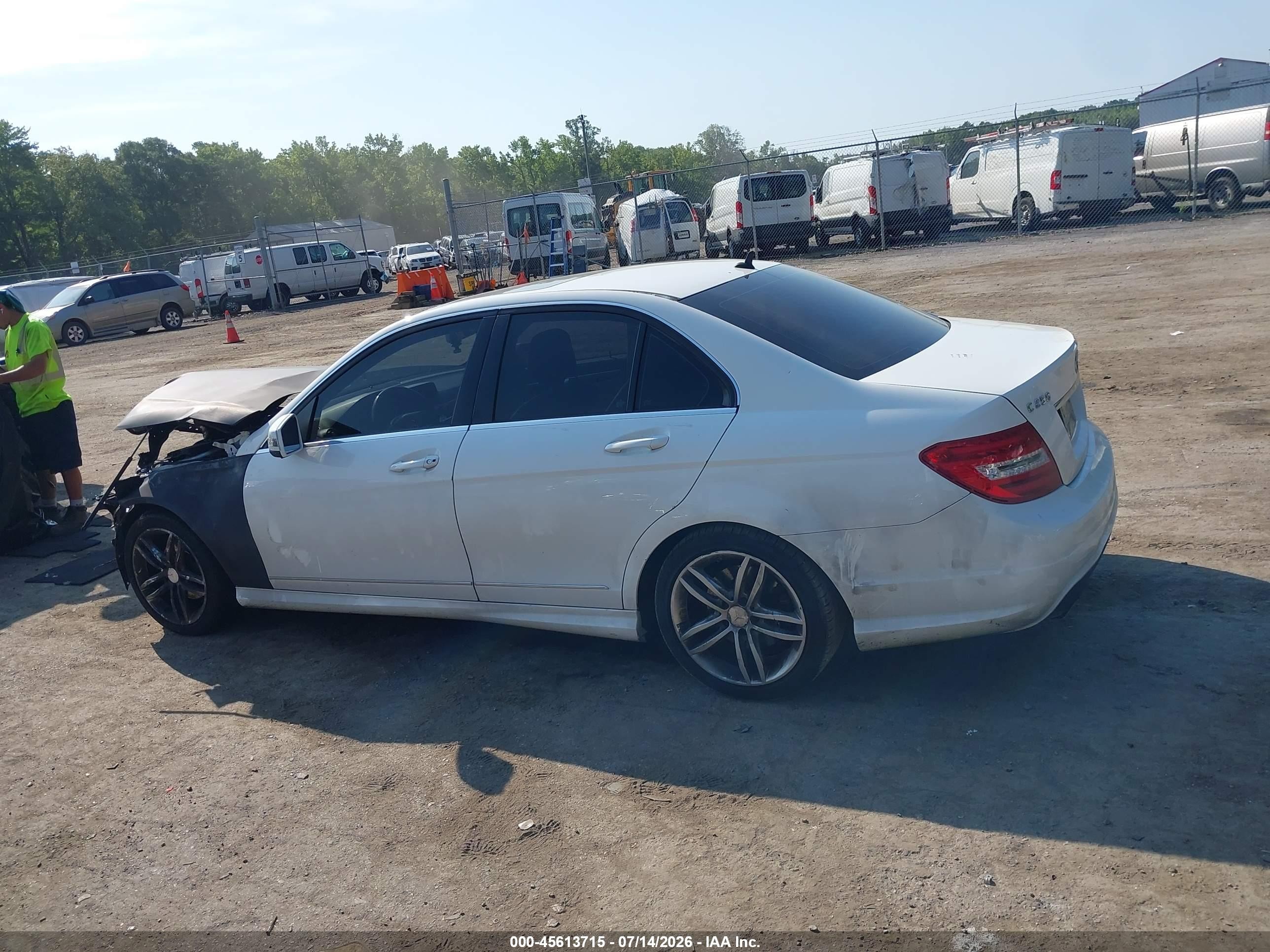 2013 Mercedes-benz C 250 Sport Белый vin: WDDGF4HB4DR294651