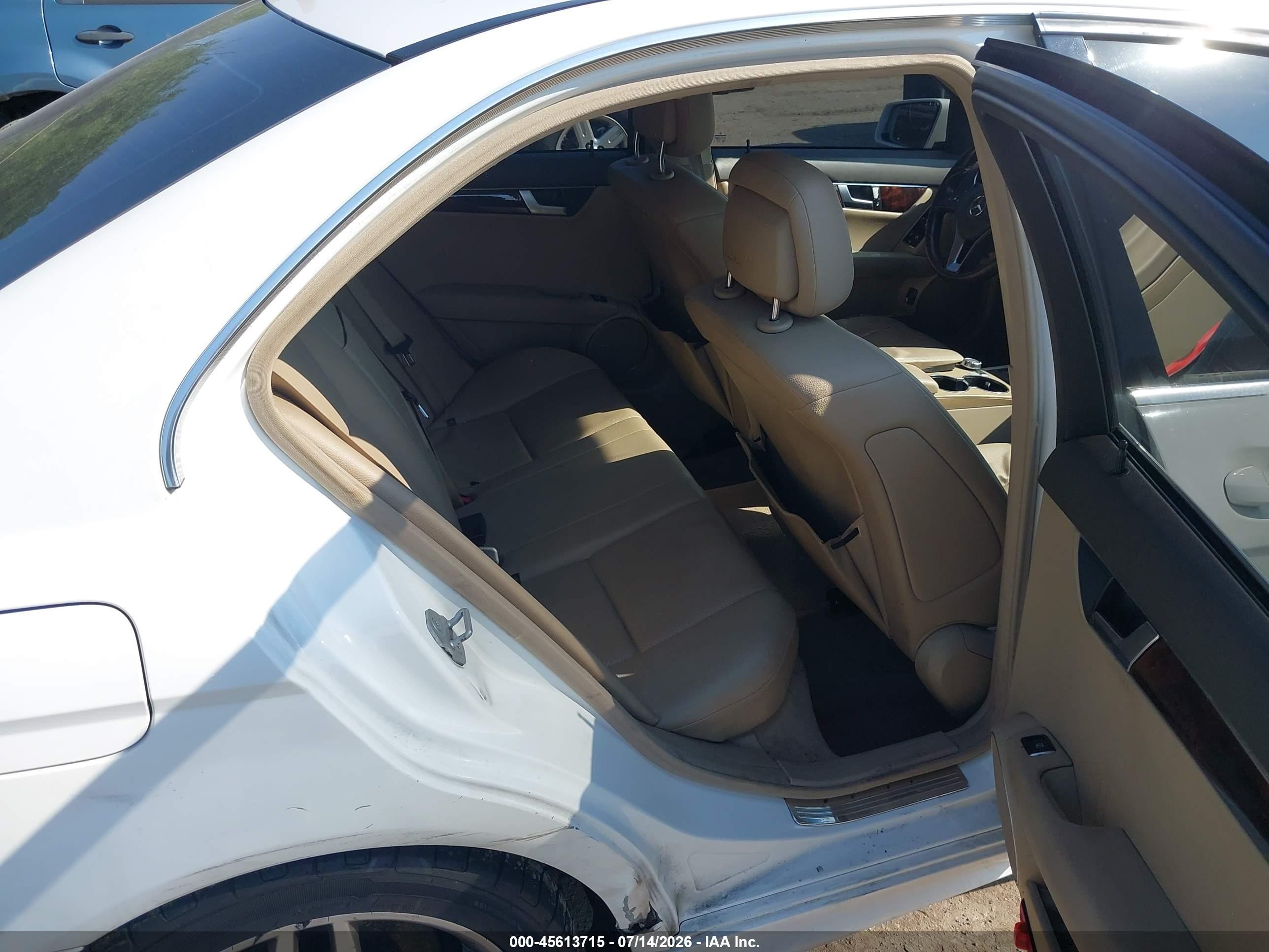 2013 Mercedes-benz C 250 Sport Белый vin: WDDGF4HB4DR294651
