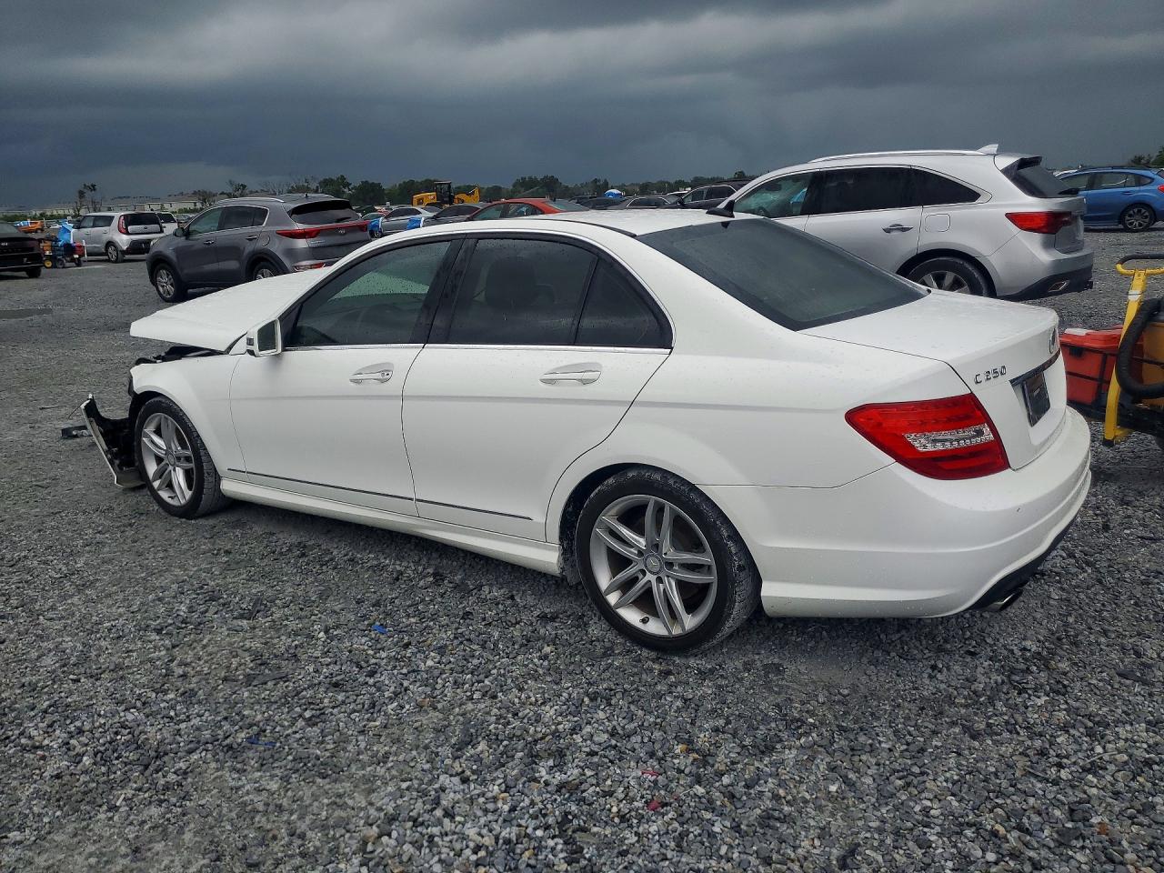 2013 Mercedes-benz C 250 White vin: WDDGF4HB4DR299235