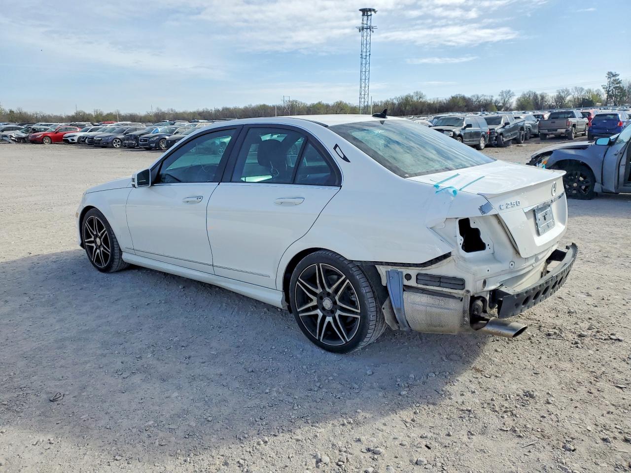 2014 Mercedes-benz C 250 Белый vin: WDDGF4HB4EA902393