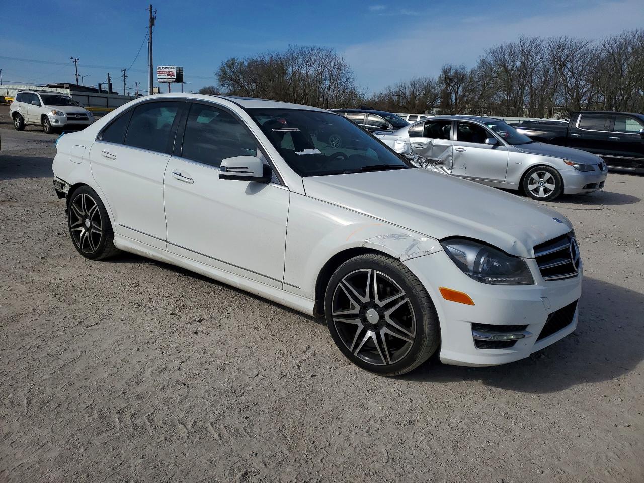 2014 Mercedes-benz C 250 Белый vin: WDDGF4HB4EA902393