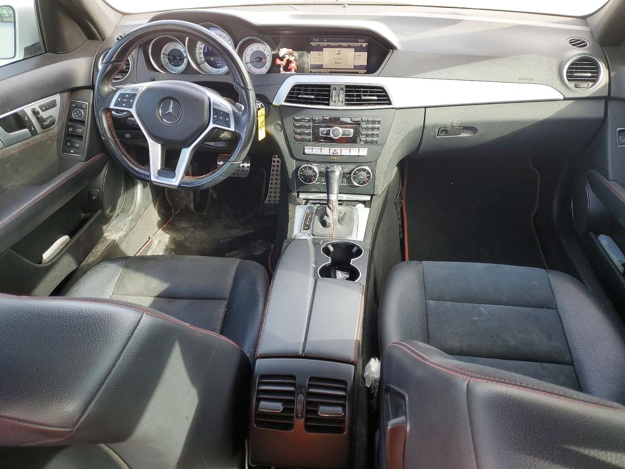 2014 Mercedes-benz C 250 Белый vin: WDDGF4HB4EA902393
