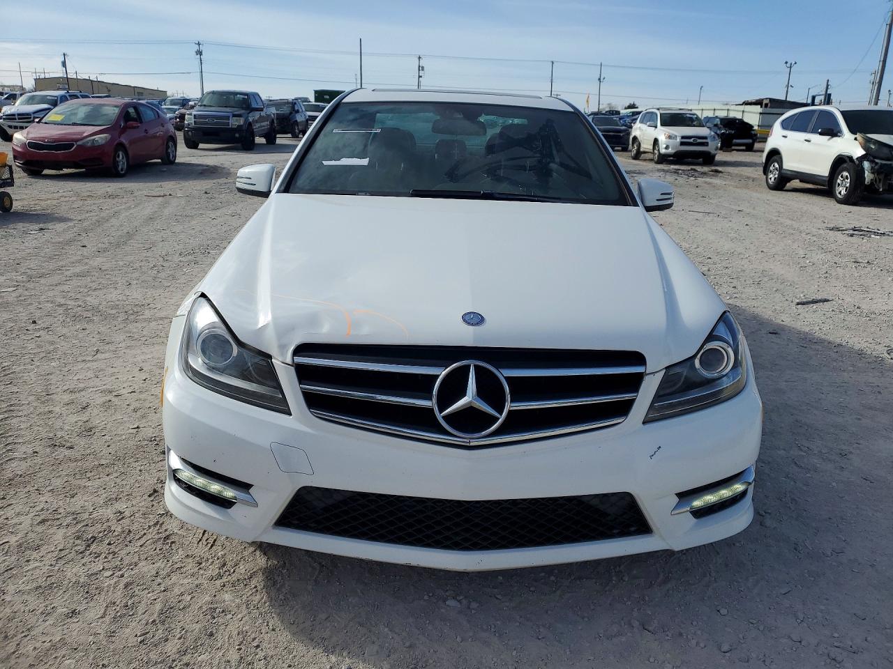 2014 Mercedes-benz C 250 Белый vin: WDDGF4HB4EA902393