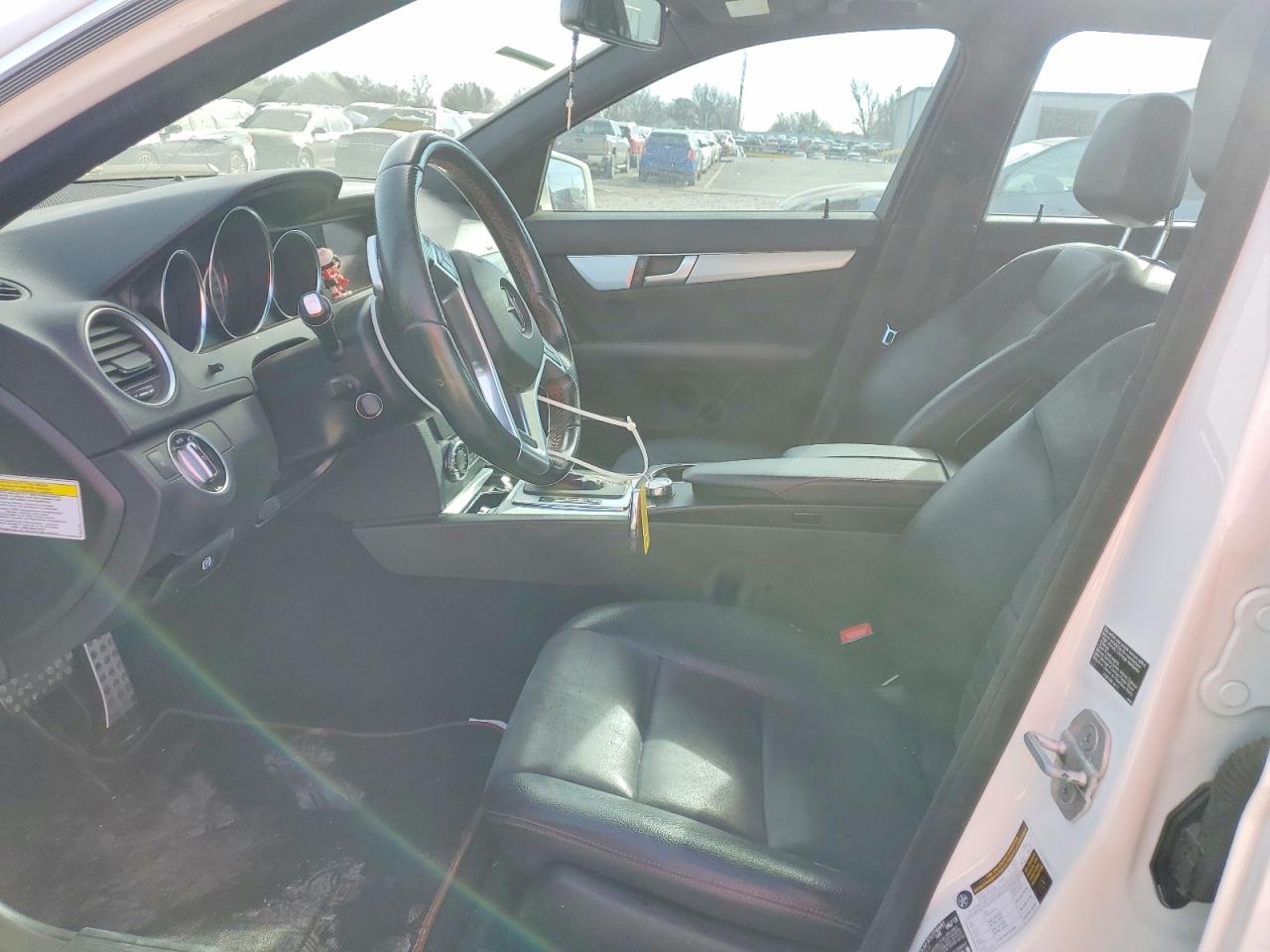 2014 Mercedes-benz C 250 Белый vin: WDDGF4HB4EA902393