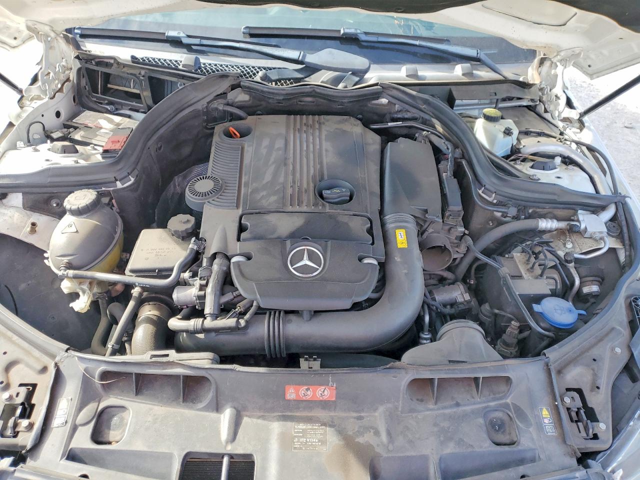 2014 Mercedes-benz C 250 Белый vin: WDDGF4HB4EA902393