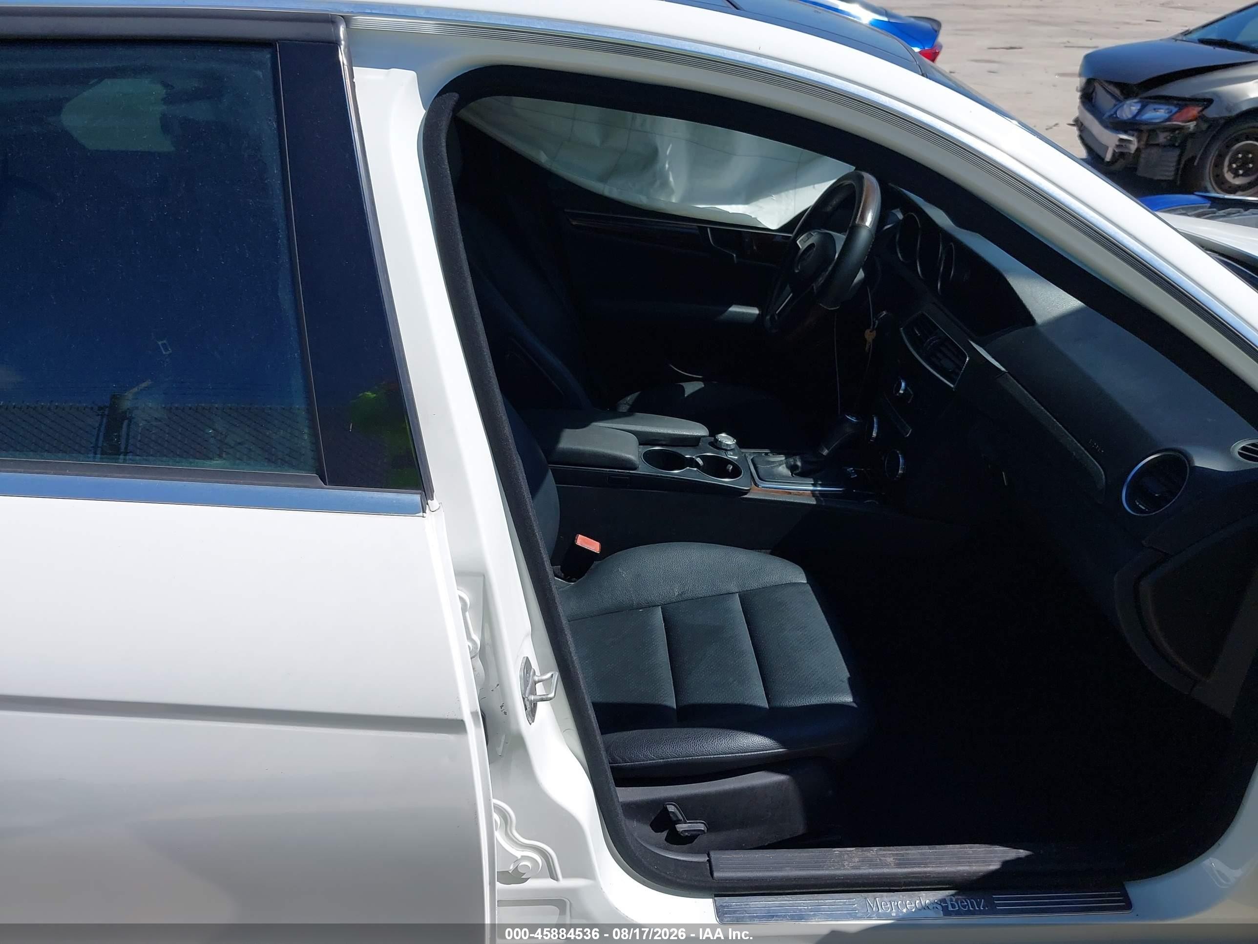 2014 Mercedes-benz C 250 Sport Белый vin: WDDGF4HB4EA967891