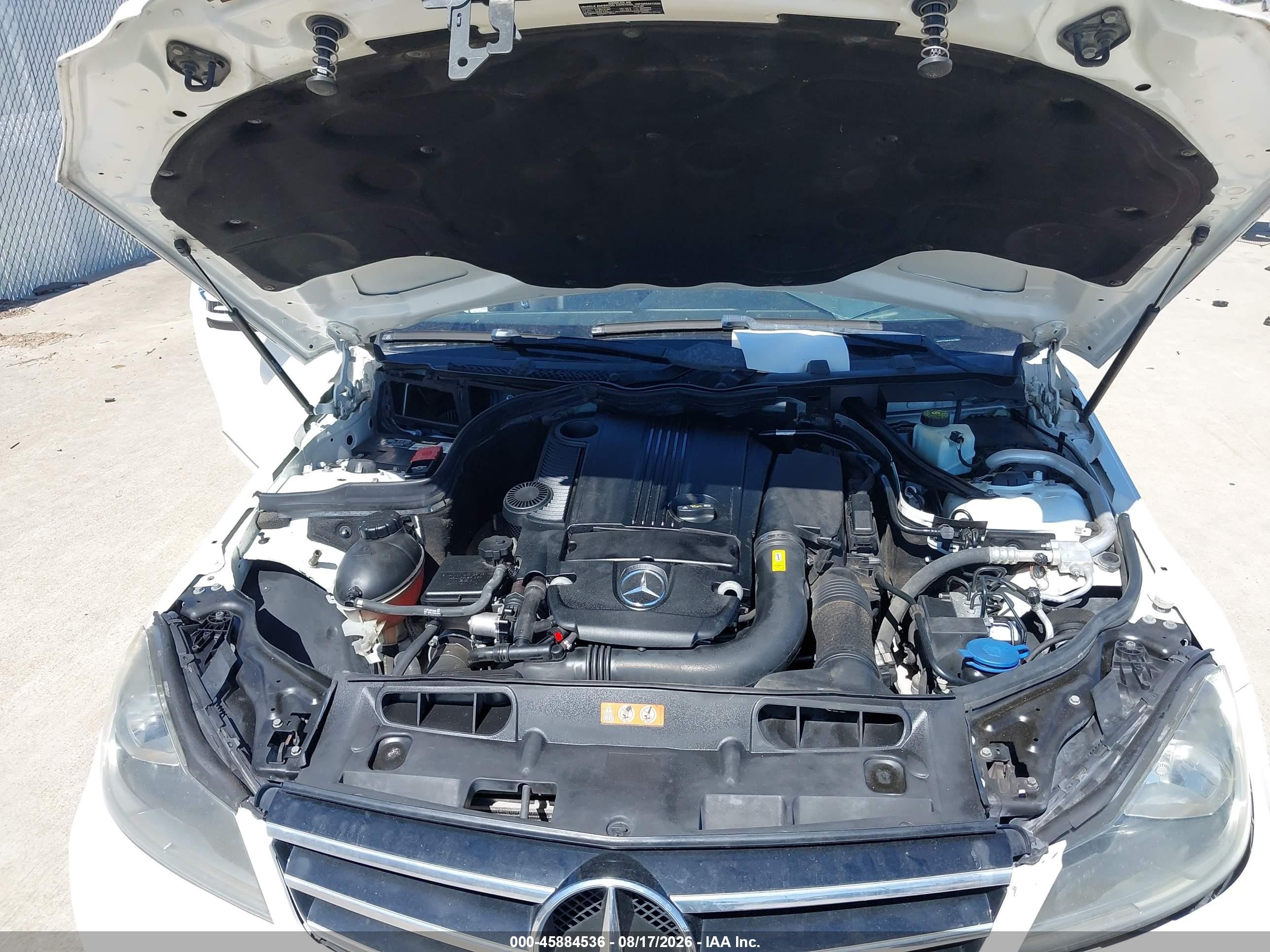 2014 Mercedes-benz C 250 Sport Белый vin: WDDGF4HB4EA967891