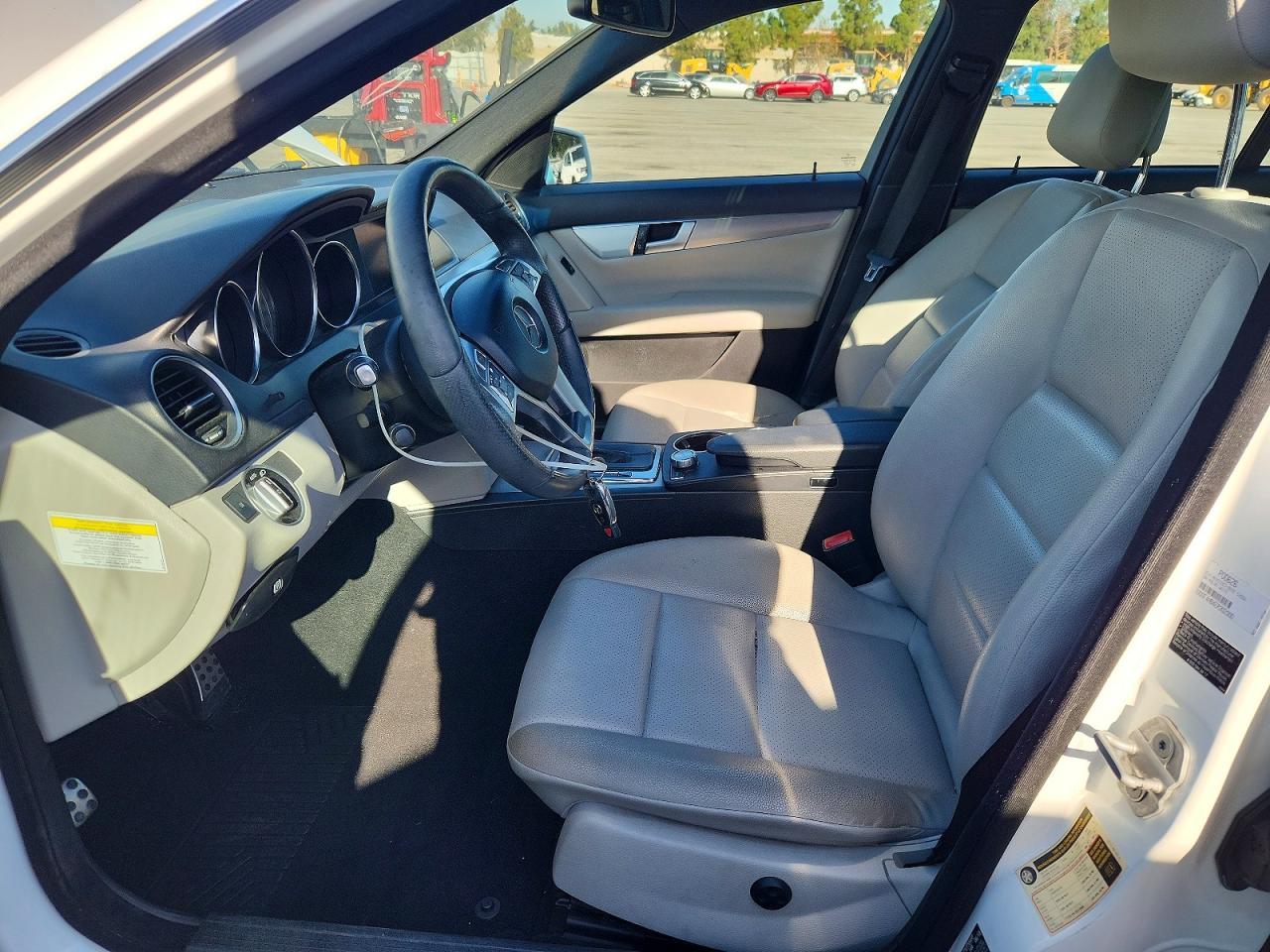 2014 Mercedes-benz C 250 Белый vin: WDDGF4HB4ER302300