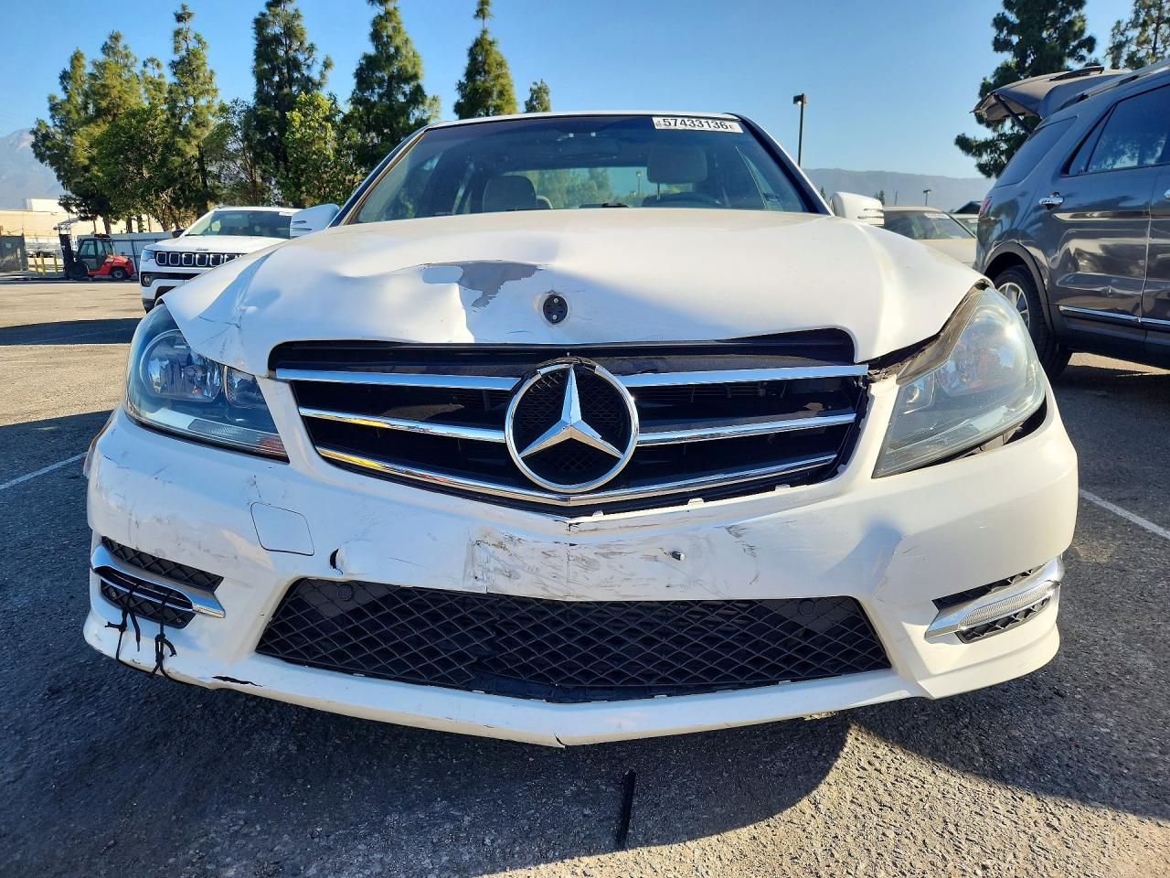 2014 Mercedes-benz C 250 Белый vin: WDDGF4HB4ER302300