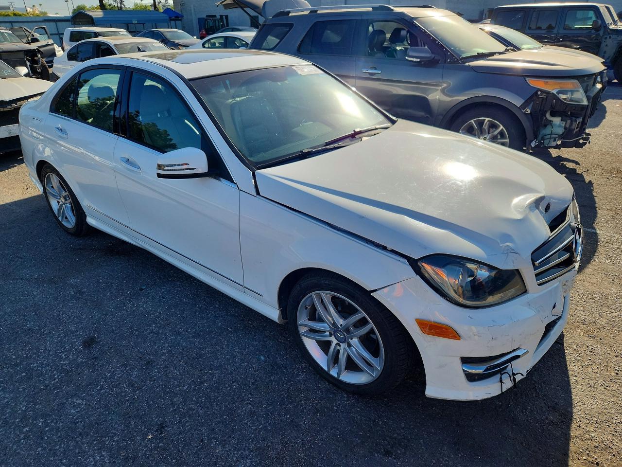 2014 Mercedes-benz C 250 Белый vin: WDDGF4HB4ER302300