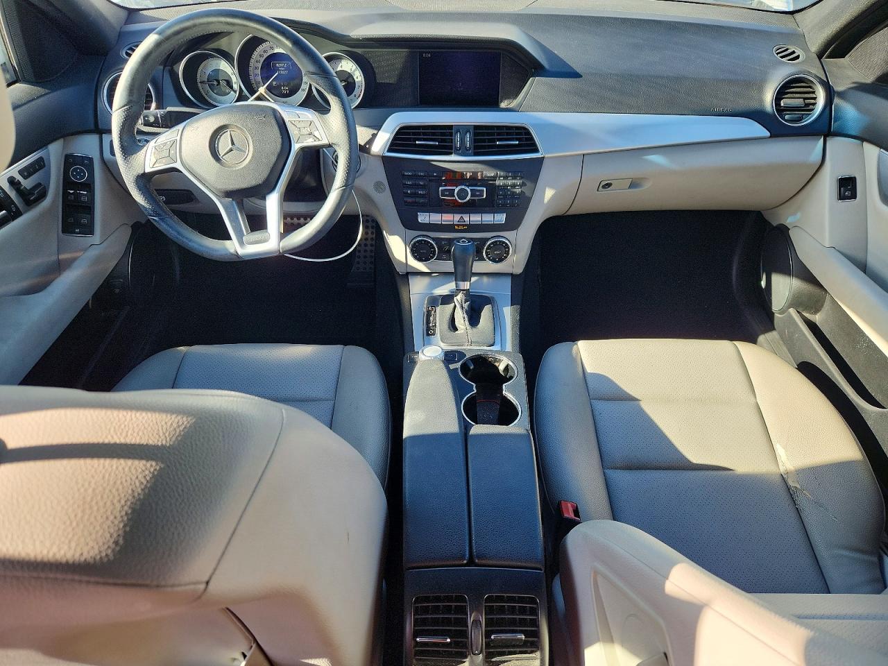 2014 Mercedes-benz C 250 Белый vin: WDDGF4HB4ER302300
