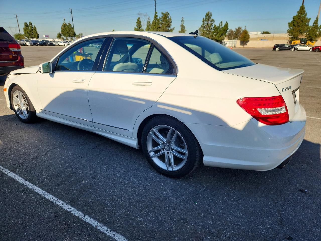 2014 Mercedes-benz C 250 Белый vin: WDDGF4HB4ER302300