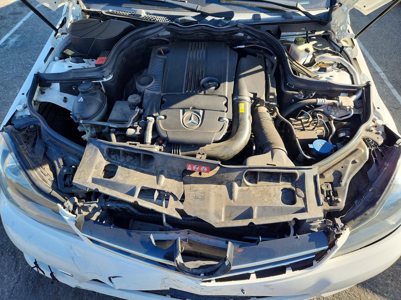 2014 Mercedes-benz C 250 Белый vin: WDDGF4HB4ER302300