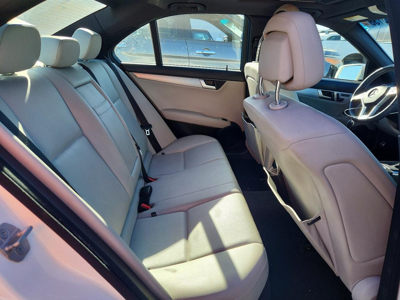 2014 Mercedes-benz C 250 Белый vin: WDDGF4HB4ER302300
