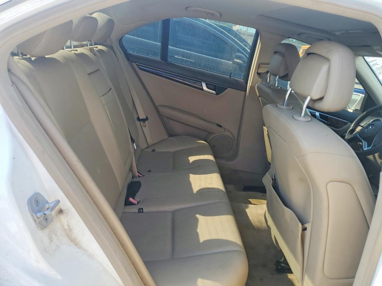 2014 Mercedes-benz C 250 White vin: WDDGF4HB4ER305701