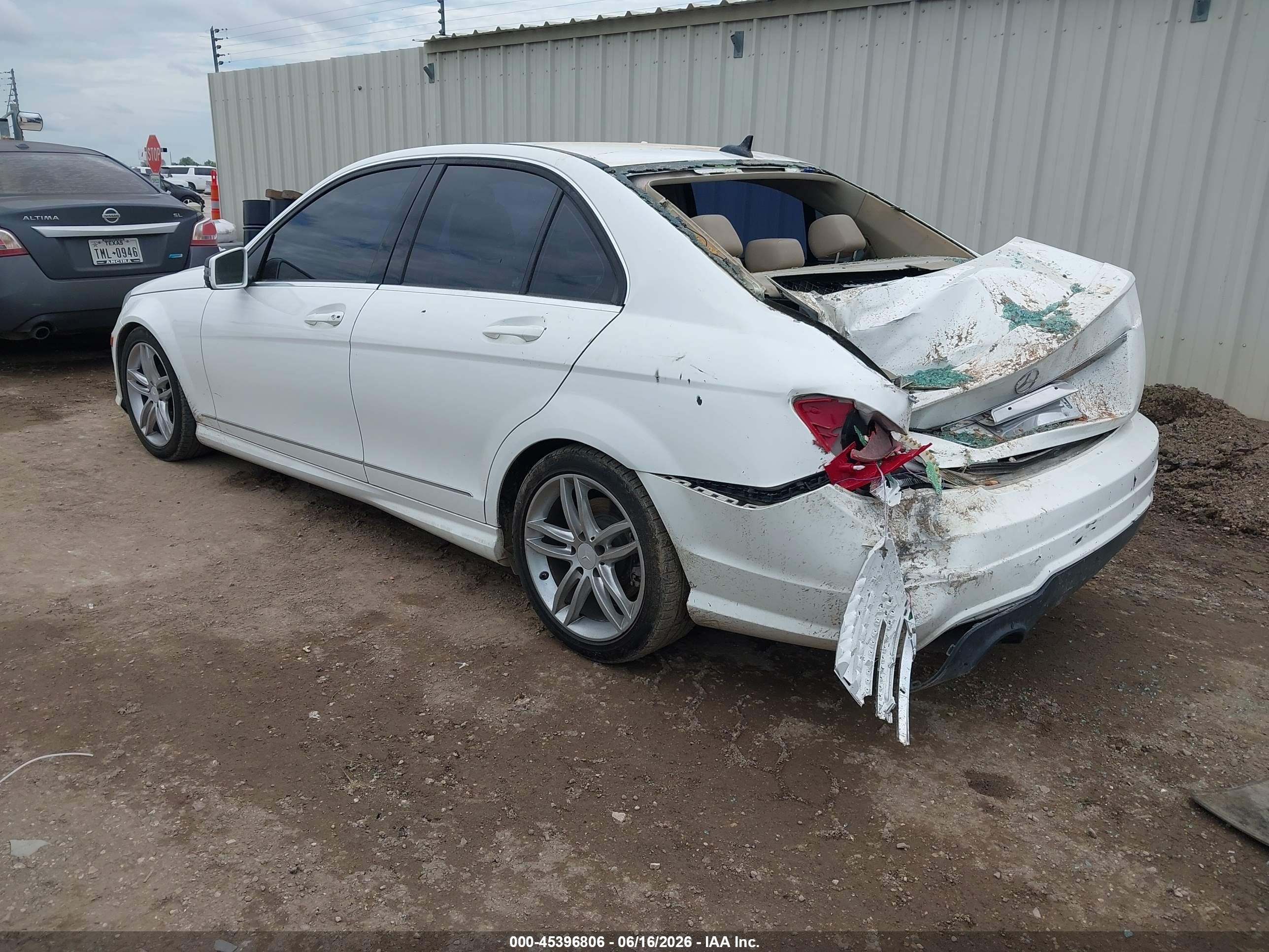 2014 Mercedes-benz C 250 Sport Белый vin: WDDGF4HB4ER307819