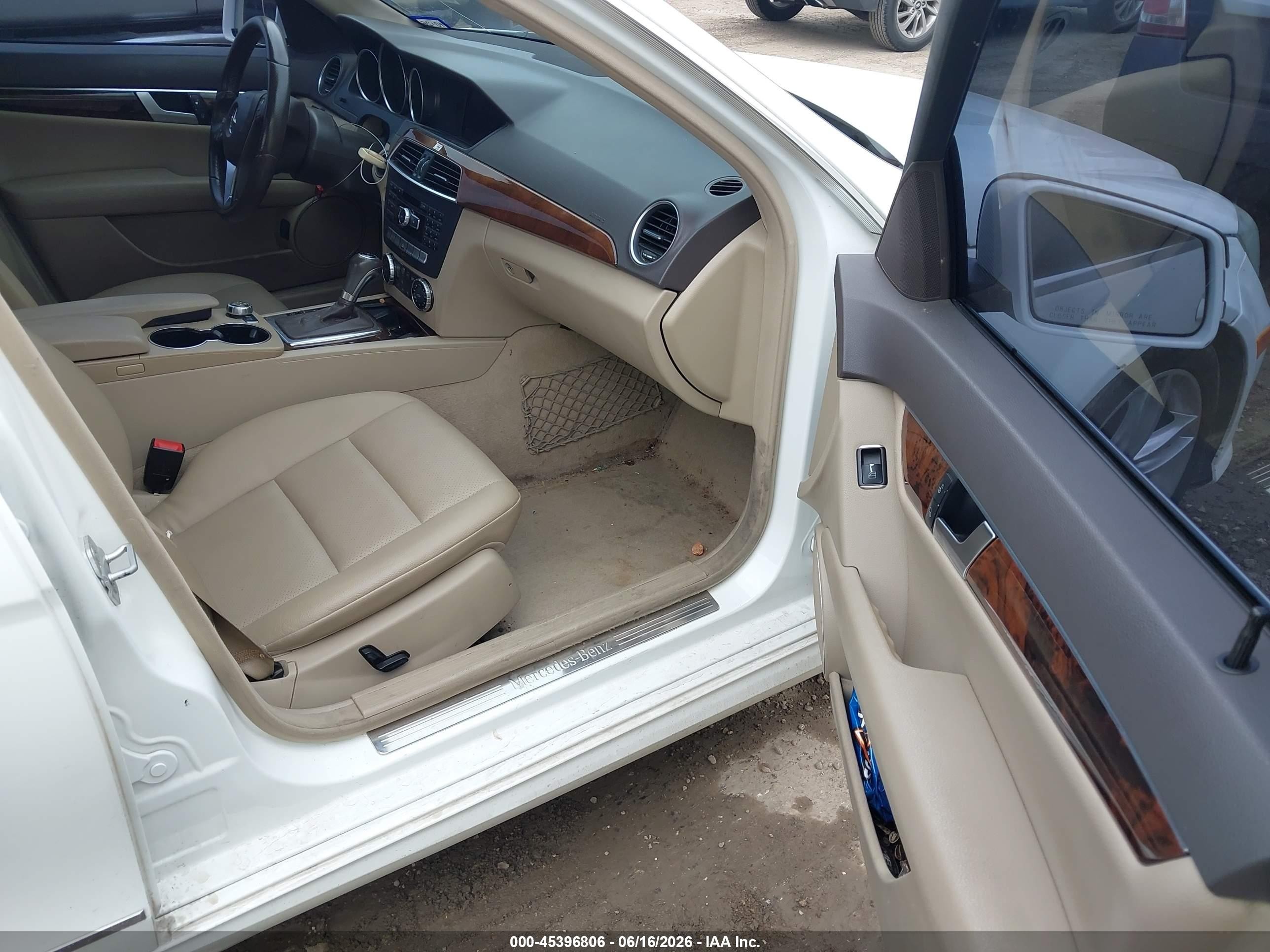 2014 Mercedes-benz C 250 Sport Белый vin: WDDGF4HB4ER307819