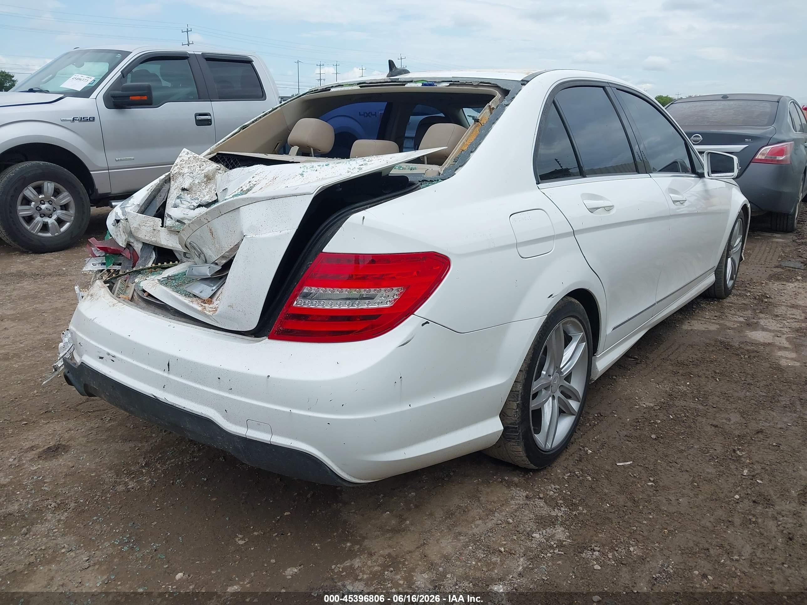 2014 Mercedes-benz C 250 Sport Белый vin: WDDGF4HB4ER307819