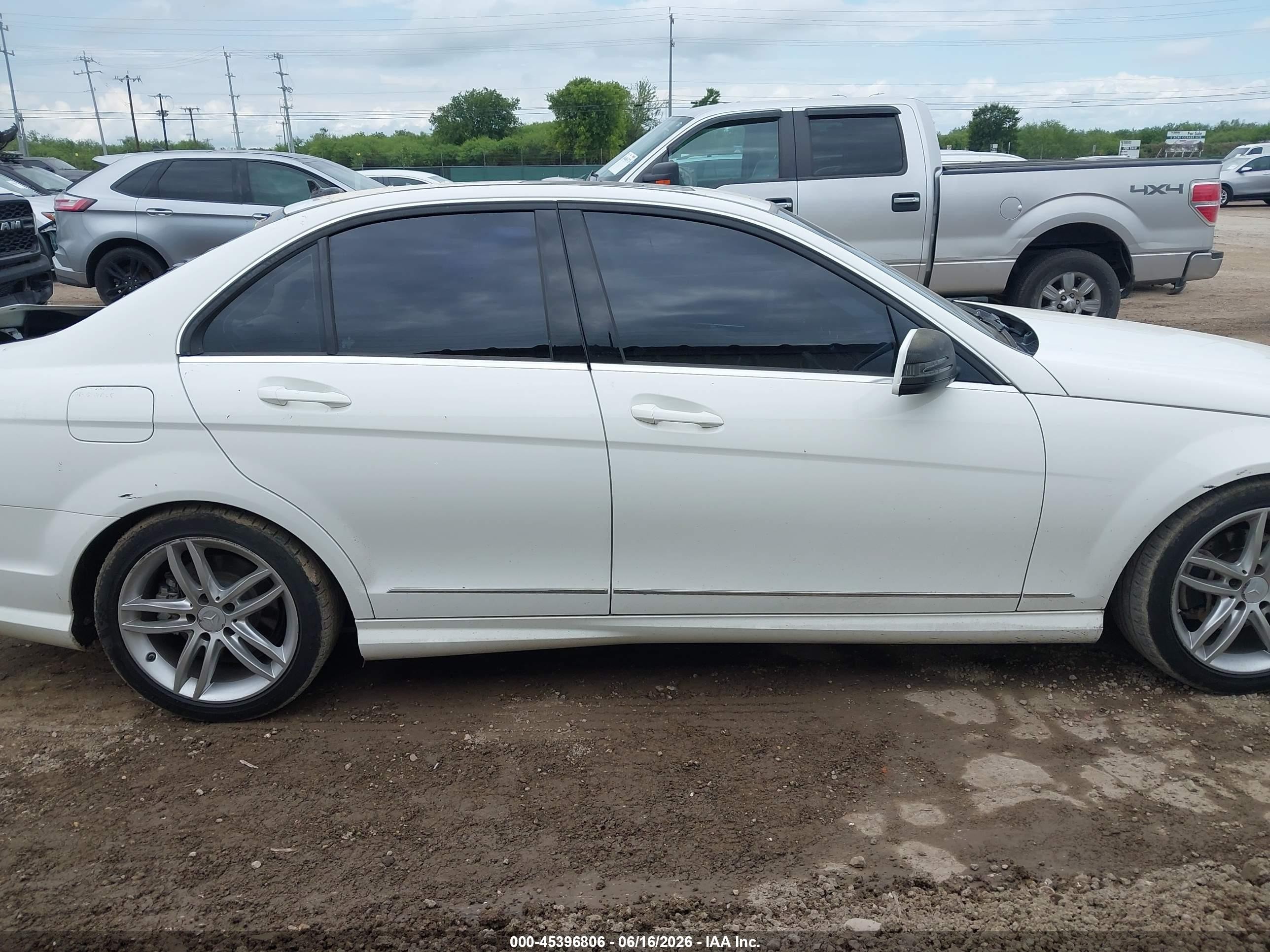 2014 Mercedes-benz C 250 Sport Белый vin: WDDGF4HB4ER307819