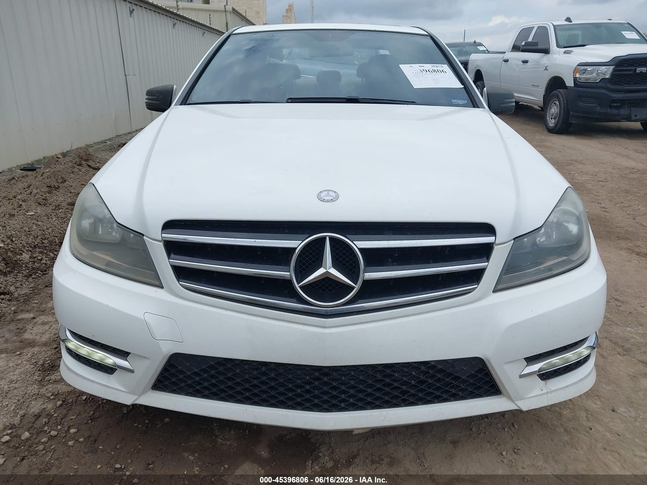 2014 Mercedes-benz C 250 Sport Белый vin: WDDGF4HB4ER307819