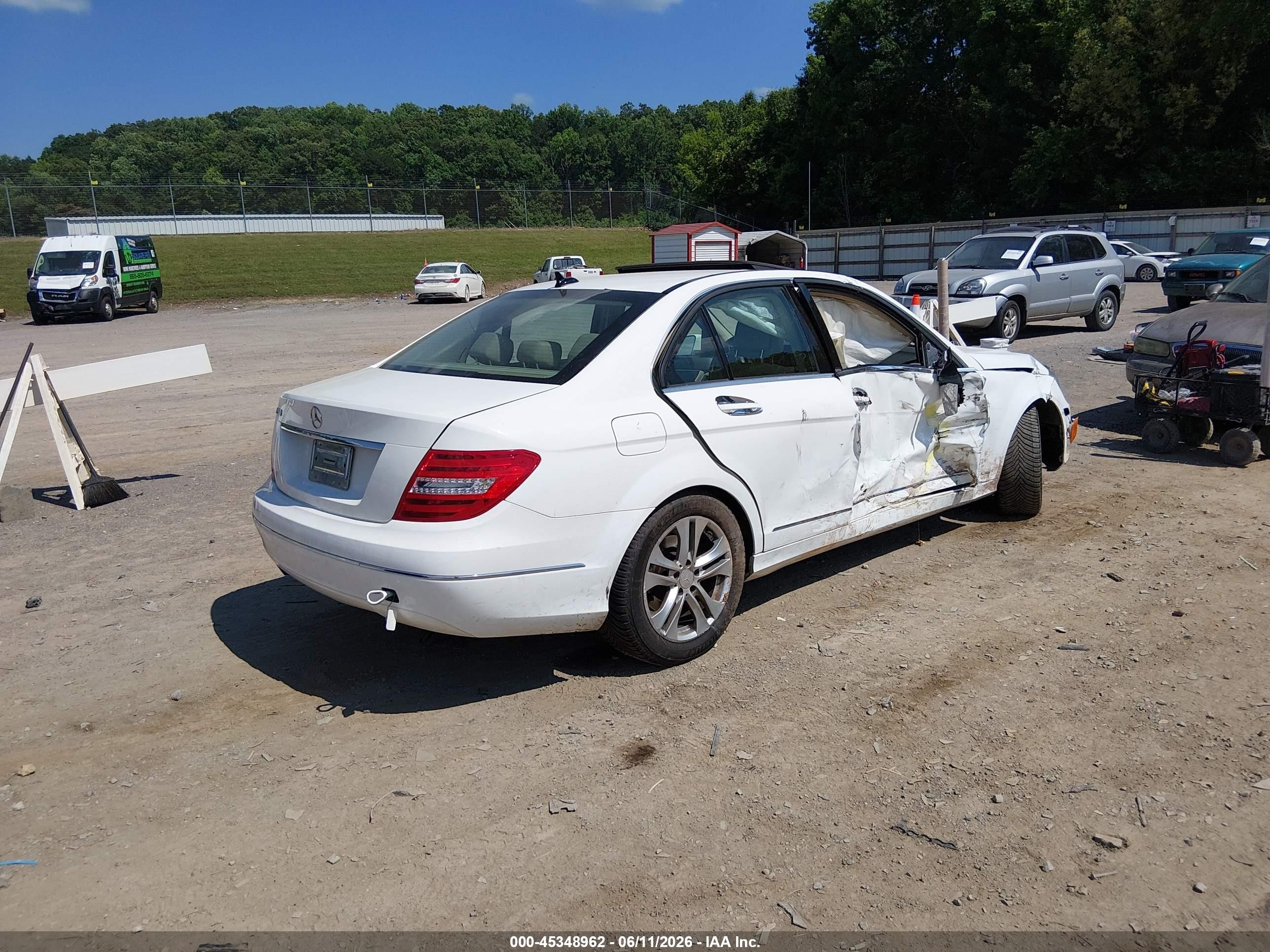 2014 Mercedes-benz C 250 Luxury White vin: WDDGF4HB4ER310512
