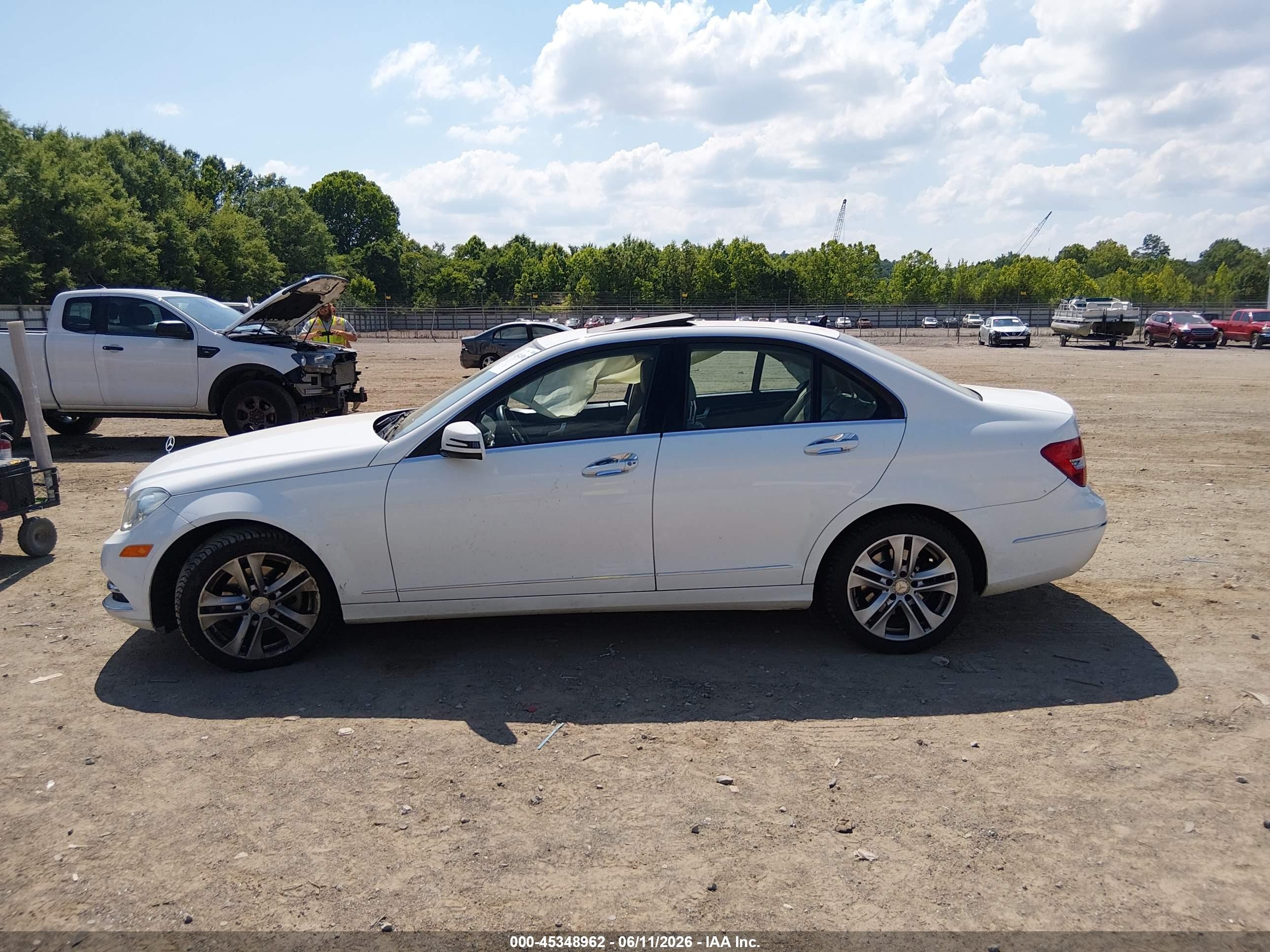 2014 Mercedes-benz C 250 Luxury White vin: WDDGF4HB4ER310512