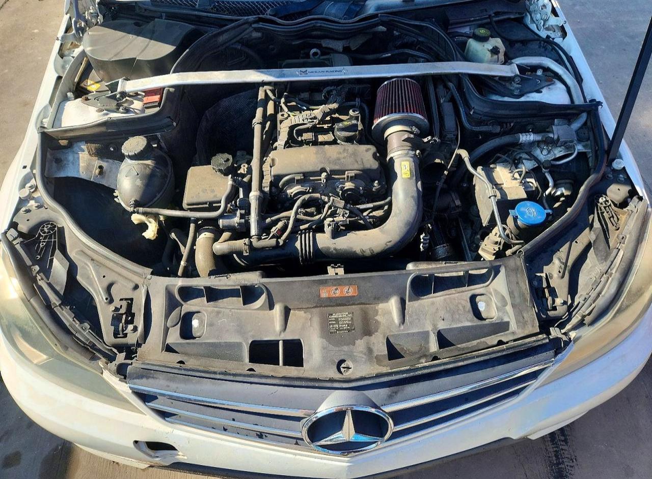 2014 Mercedes-benz C 250 White vin: WDDGF4HB4ER314561