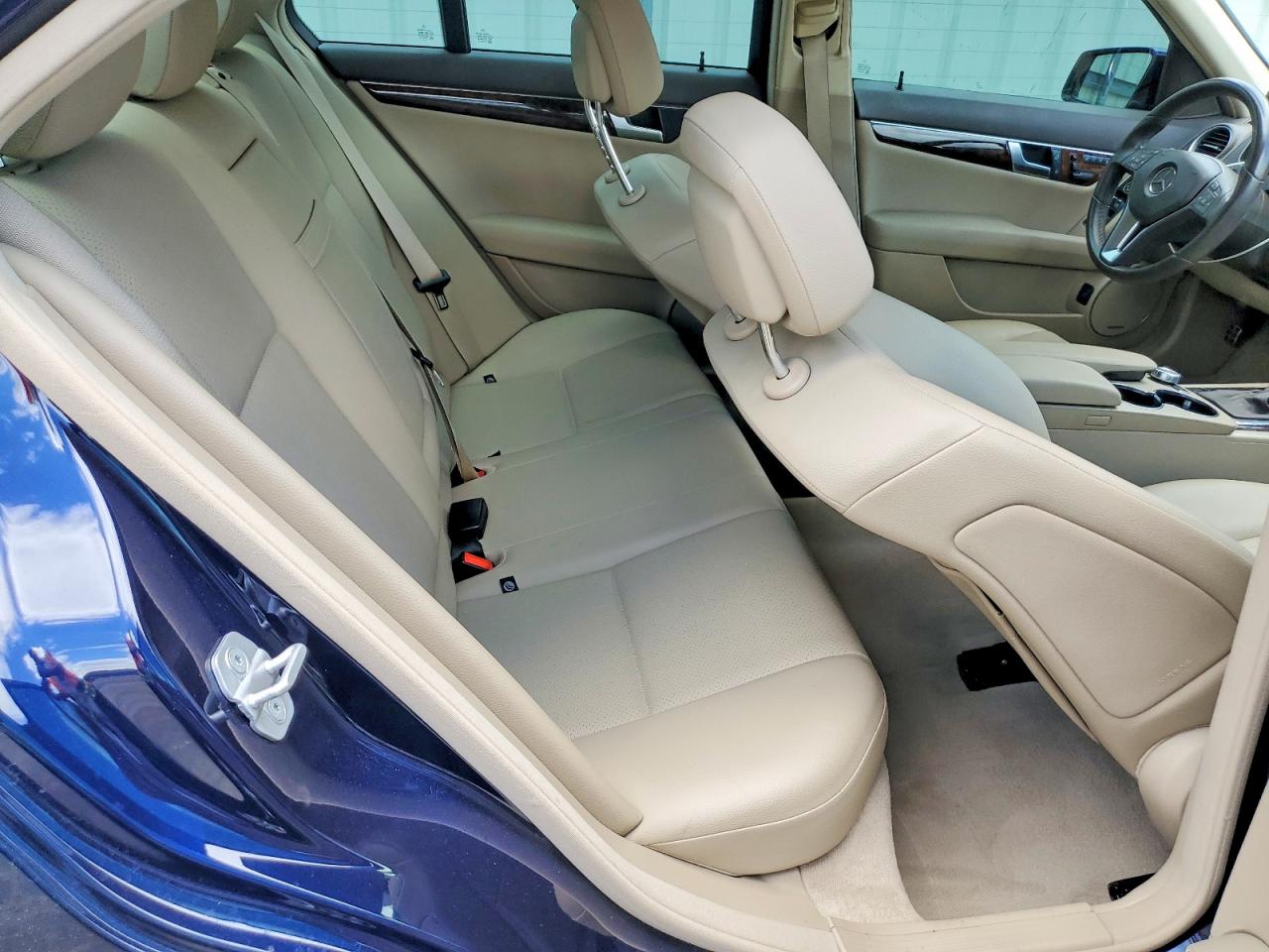 2012 Mercedes-benz C 250 Blue vin: WDDGF4HB5CA621488