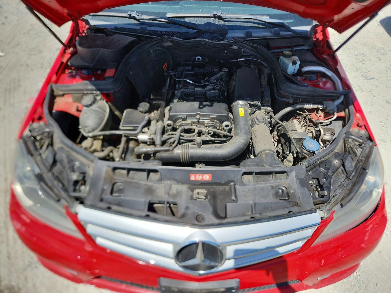 2012 Mercedes-benz C 250 Red vin: WDDGF4HB5CR236174