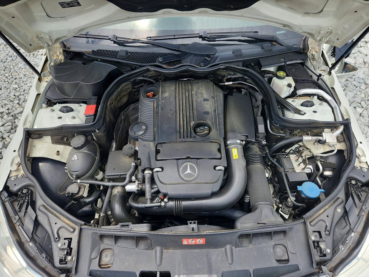 2012 Mercedes-benz C 250 Белый vin: WDDGF4HB5CR237910