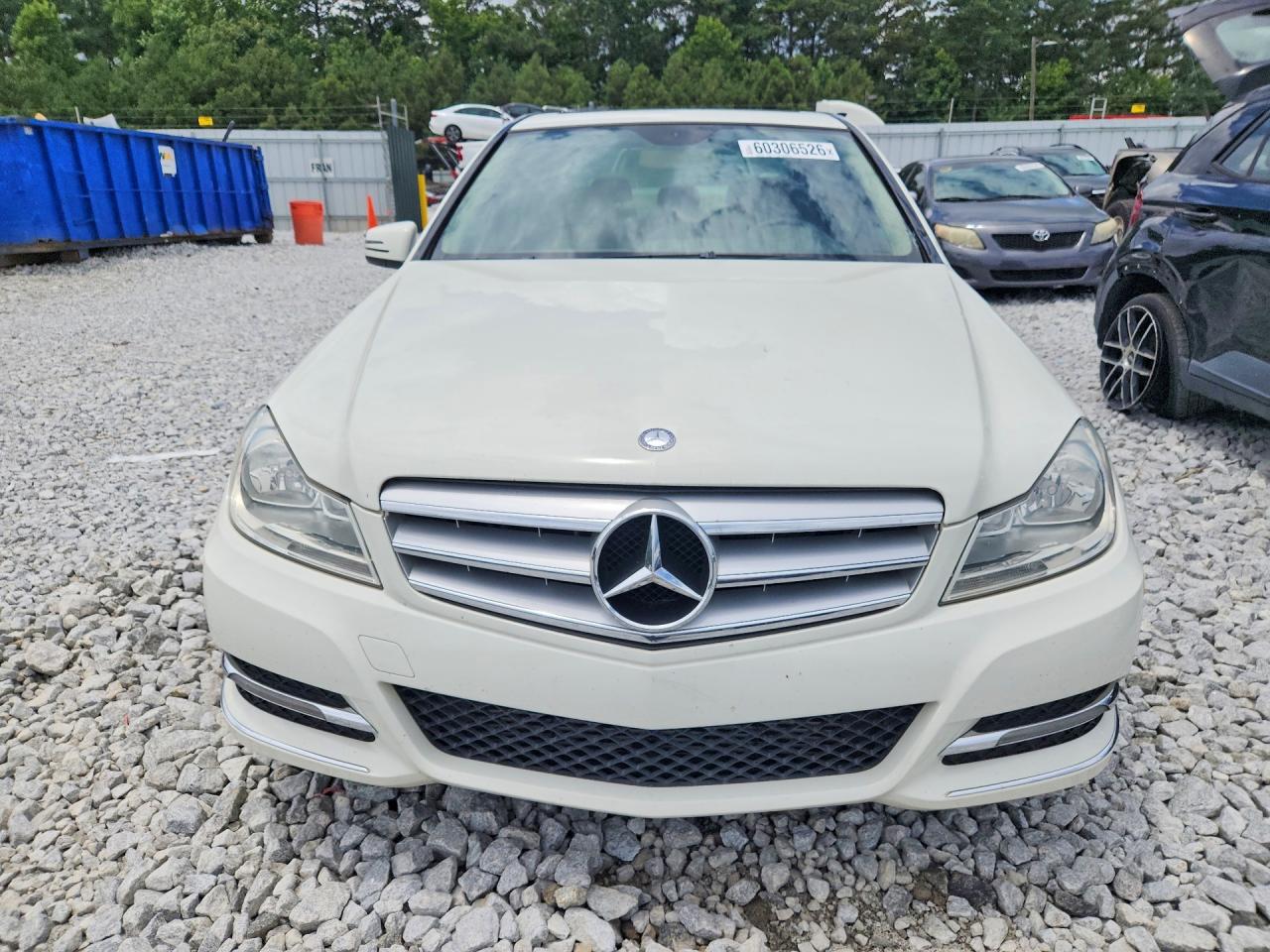 2012 Mercedes-benz C 250 Белый vin: WDDGF4HB5CR237910