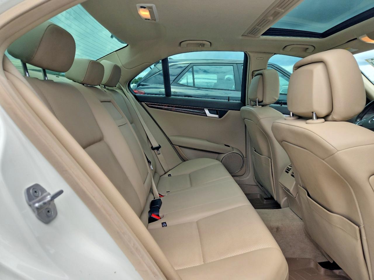2012 Mercedes-benz C 250 Белый vin: WDDGF4HB5CR237910