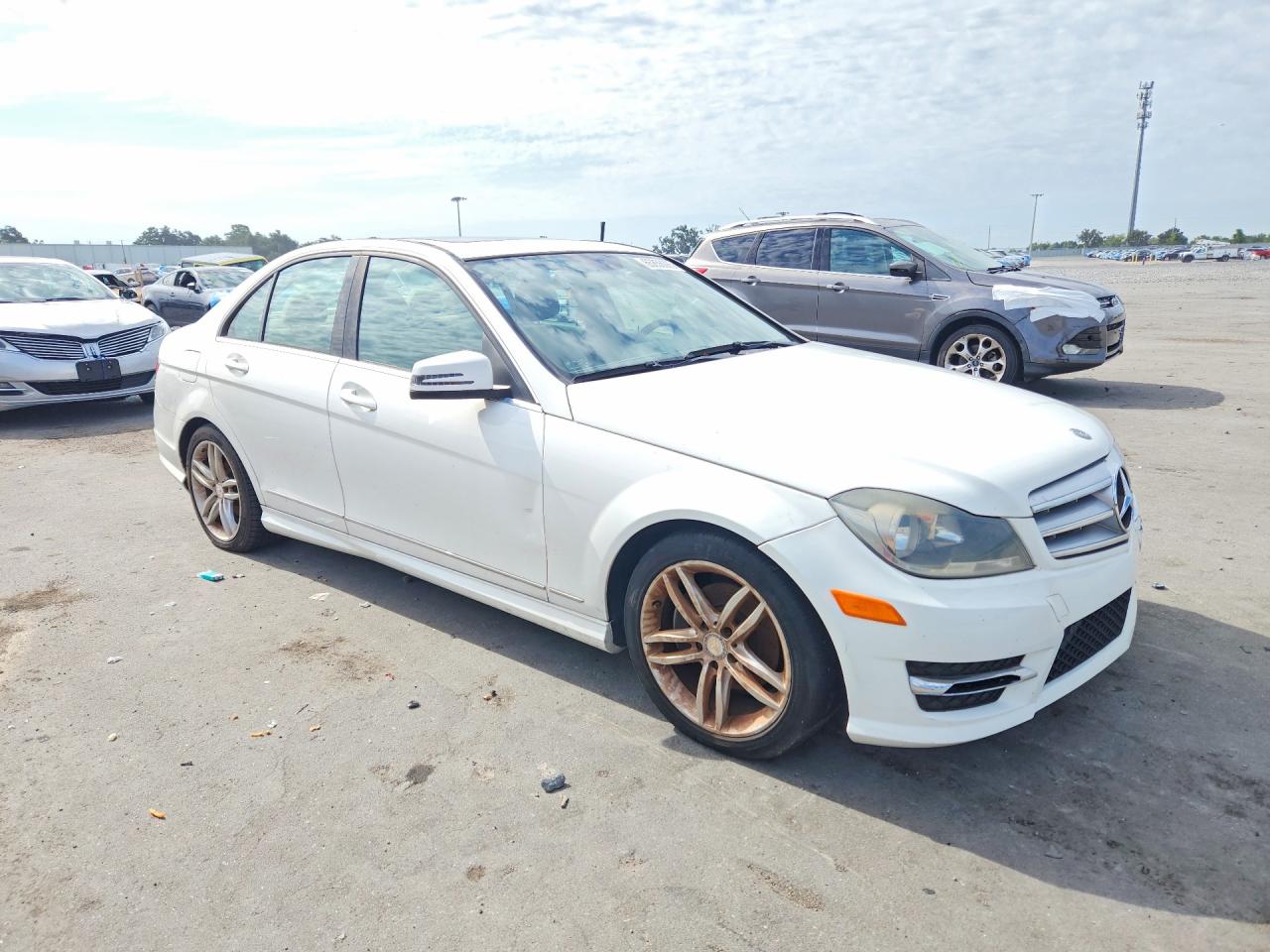2013 Mercedes-benz C 250 White vin: WDDGF4HB5DA758223