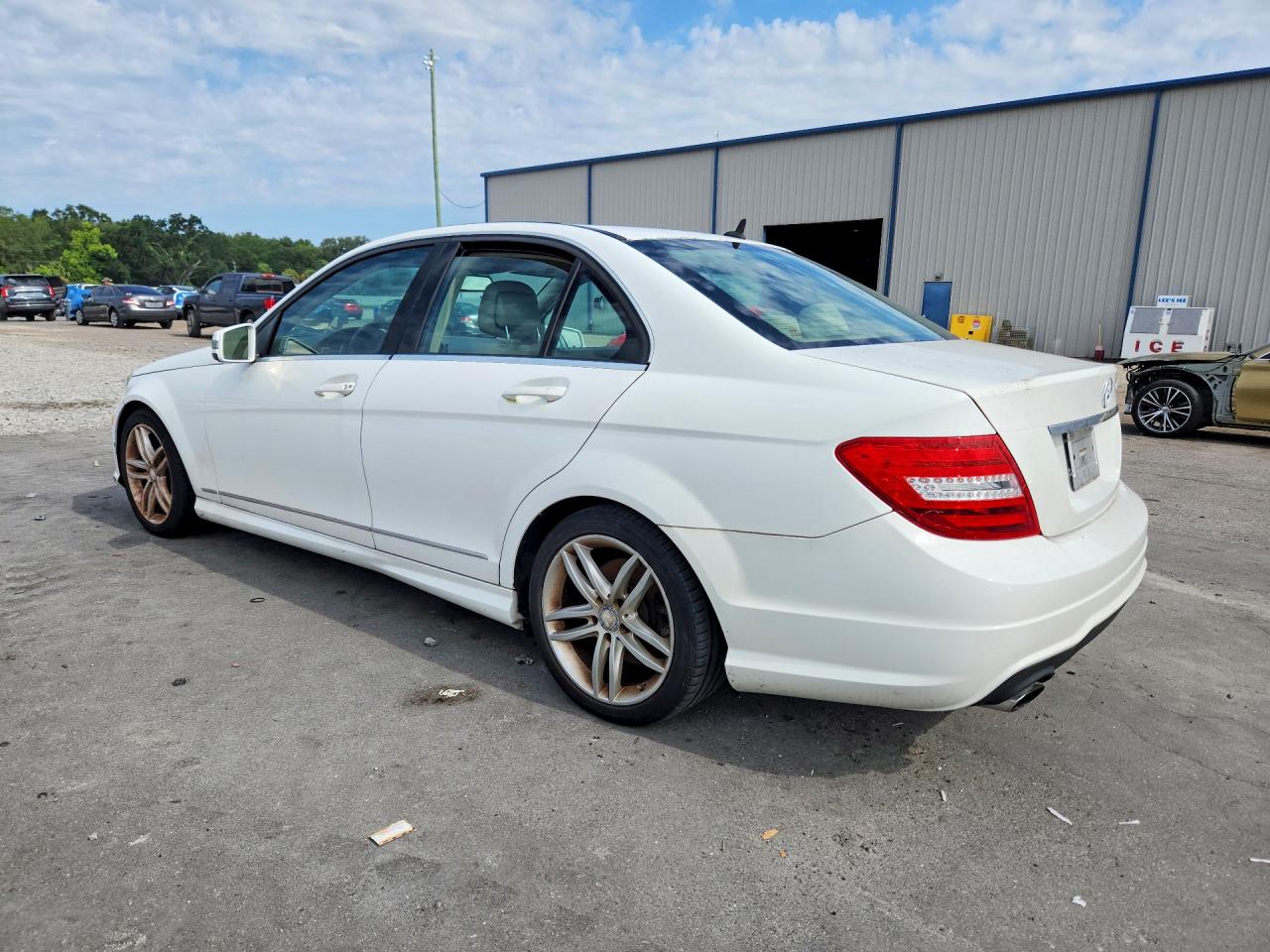 2013 Mercedes-benz C 250 White vin: WDDGF4HB5DA758223