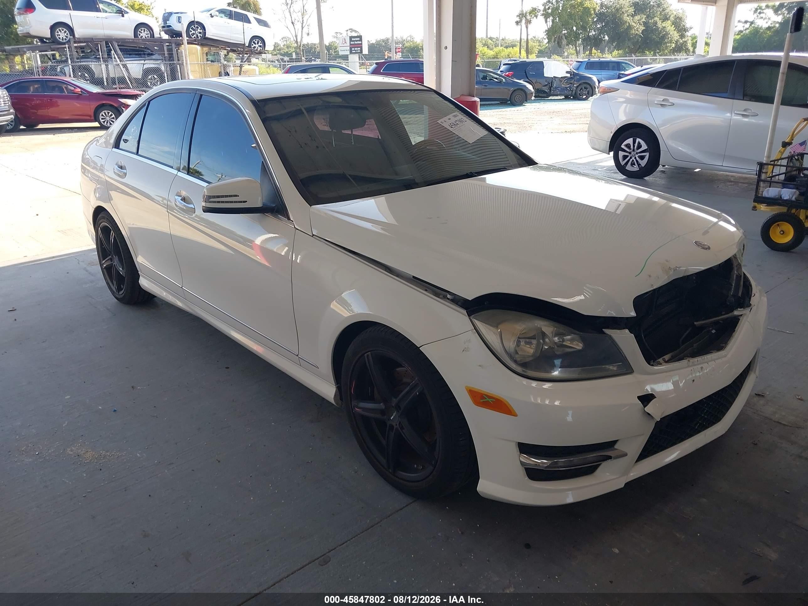 2013 Mercedes-benz C 250 Sport Белый vin: WDDGF4HB5DA773448