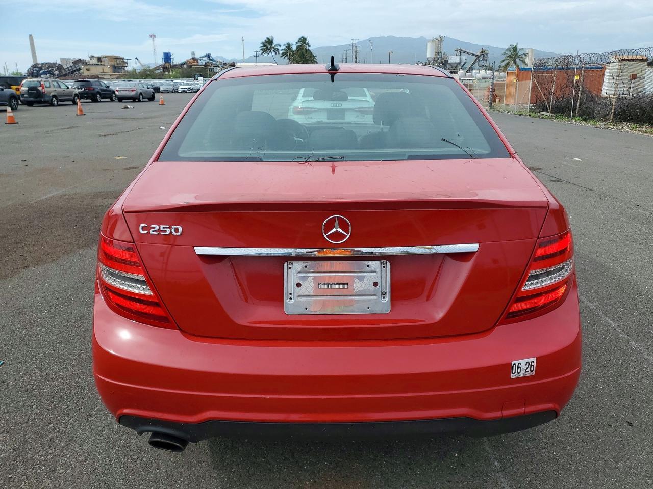 2013 Mercedes-benz C250 Red vin: WDDGF4HB5DA781047
