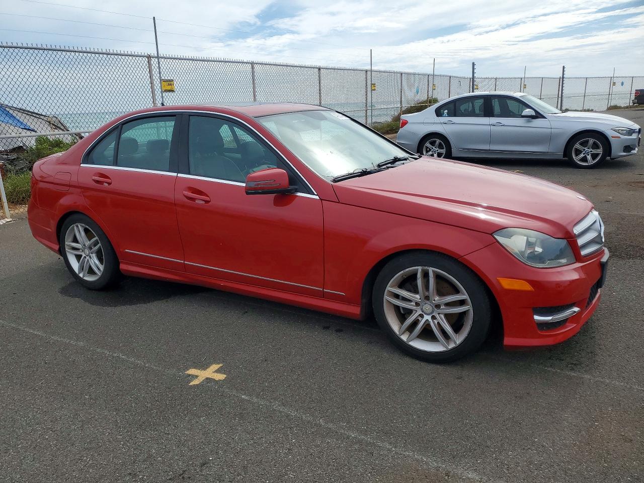 2013 Mercedes-benz C250 Red vin: WDDGF4HB5DA781047