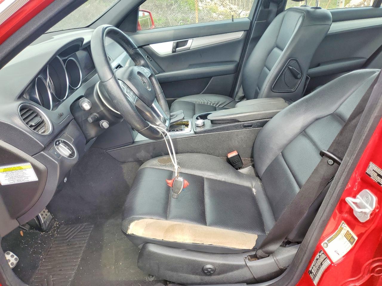 2013 Mercedes-benz C250 Red vin: WDDGF4HB5DA781047