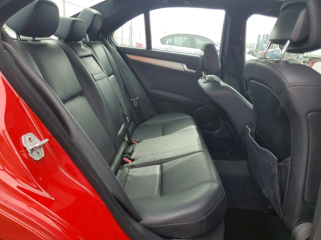 2013 Mercedes-benz C250 Red vin: WDDGF4HB5DA781047