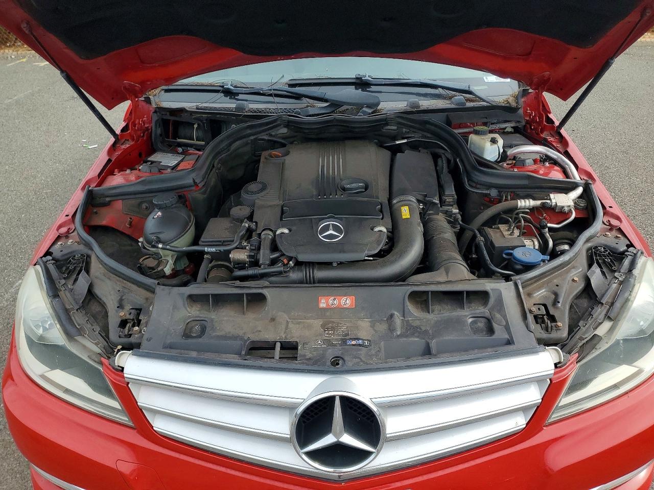 2013 Mercedes-benz C250 Red vin: WDDGF4HB5DA781047